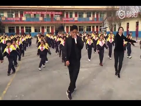 校长带领全校跳鬼步舞!边唱边跳嗨的不行!别人家校长,实在厉害!